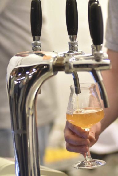 Predaj piva naďalej klesá, jeho výrobcovia žiadajú zníženie DPH