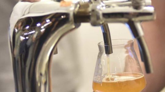 Predaj piva naďalej klesá, jeho výrobcovia žiadajú zníženie DPH