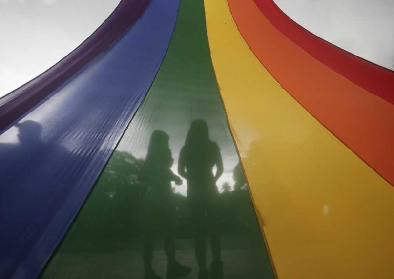 Väčšina homosexuálnych párov sa na verejnosti bojí držať za ruku