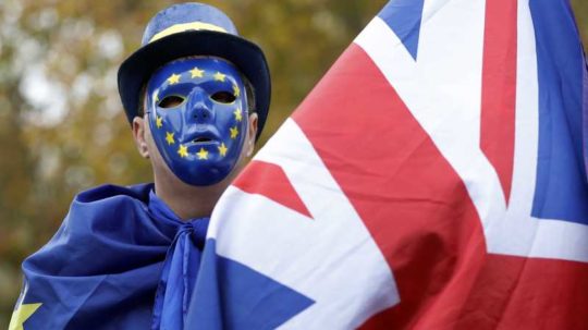 Británia a EÚ sa dohodli o podmienkach na severoírskej hranici