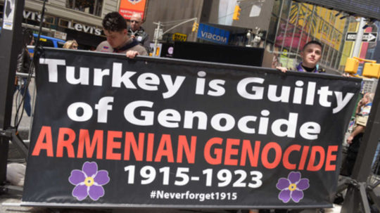 Lotyšsko označilo vyvražďovanie Arménov Osmanmi za genocídu, Ankara protestuje