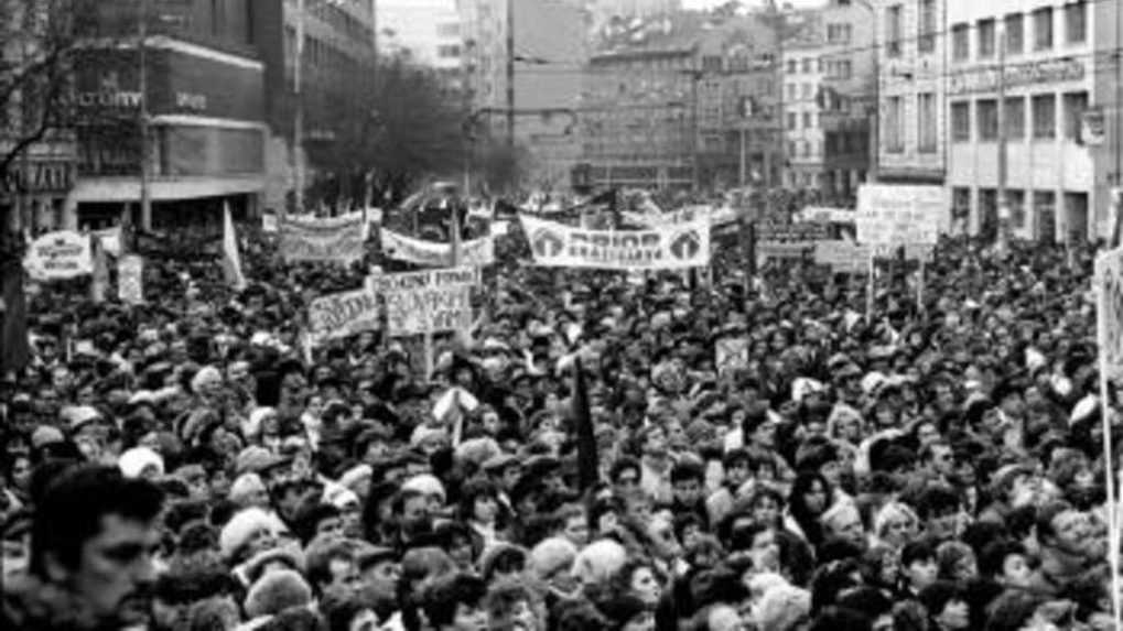 Červené barety a celonárodný štrajk. Nežná revolúcia odštartovala pred 32 rokmi