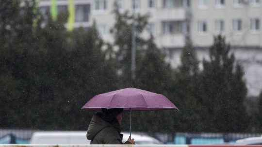 Na snímke človek s dáždnikom.