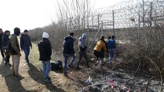 Migranti na grécko-tureckých hraniciach.