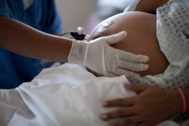 Ženy budú mať nárok na tehotenské, schválil to parlament