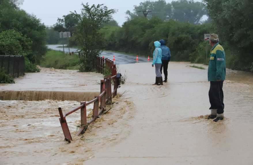 V niektorých okresoch na západe Slovenska hrozia povodne