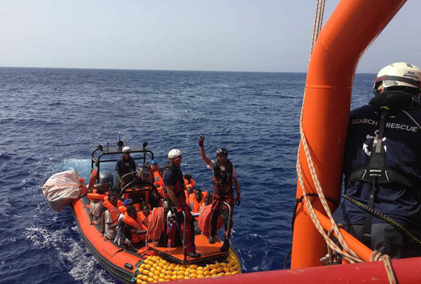 Pri líbyjskom pobreží sa potopil čln s migrantmi, najmenej desať z nich zahynulo