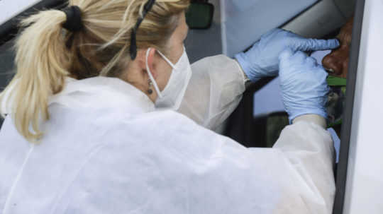 Testovanie na koronavírus v štyroch krajských mestách posilnili