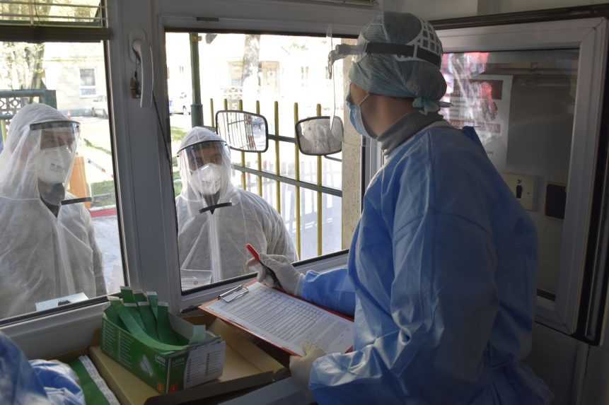 Ústredná vojenská nemocnica v Ružomberku prestala testovať samoplatcov na koronavírus