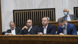 Poslanci ĽSNS si odmieli nasadiť rúška, schôdza parlamentu je prerušená