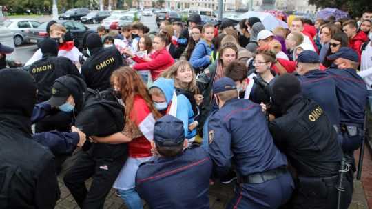 V Minsku pokračujú protesty, obyvatelia tvoria „reťaze solidarity“