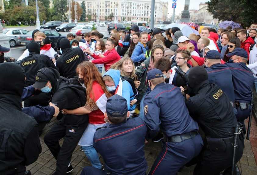V Minsku pokračujú protesty, obyvatelia tvoria „reťaze solidarity“