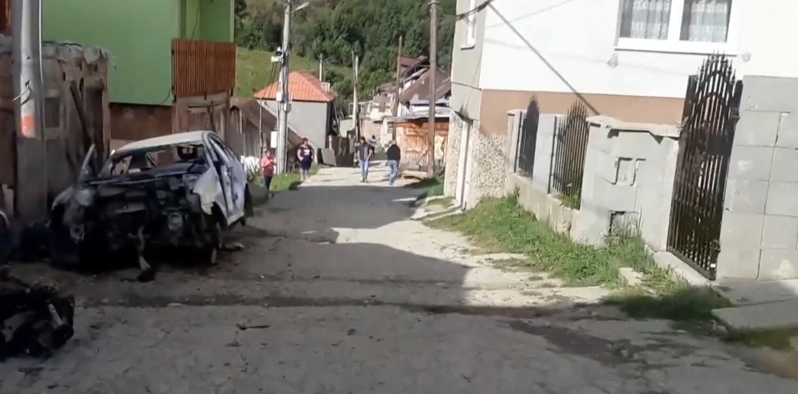 Záchranári pre rozbitú cestu nechcú chodiť sanitkou do rómskej osady