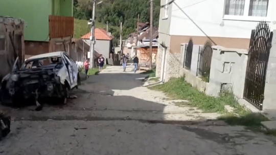 Záchranári pre rozbitú cestu nechcú chodiť sanitkou do rómskej osady