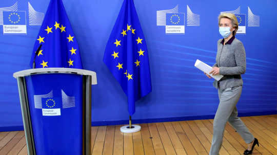 Zmeny v eurokomisii: Dombrovskis povedie rezort obchodu, McGuinnessová finančnú politiku