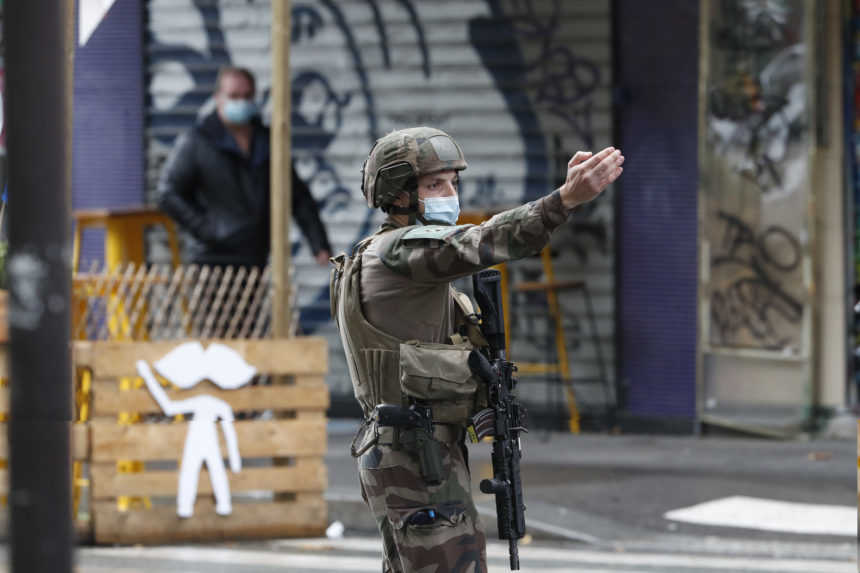 V Paríži došlo k útoku v blízkosti bývalého sídla redakcie Charlie Hebdo