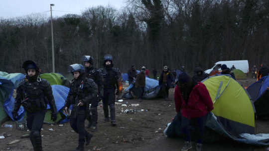Francúzski policajti zlikvidovali tábor v Calais