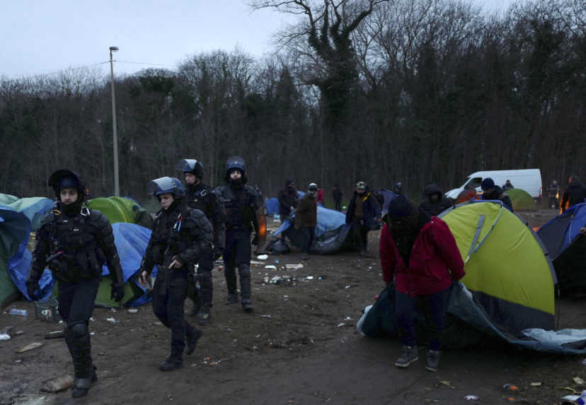 Francúzski policajti zlikvidovali tábor v Calais