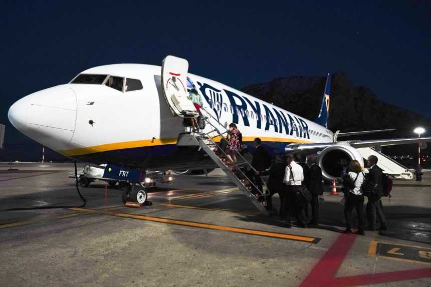Ryanair stále lieta do Grécka, neobmedzil ani požiarom postihnutý Rodos