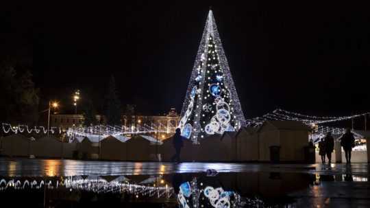 Vianoce bez stromčekov. Bordeaux nechce v uliciach „mŕtve stromy“