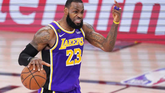 Finále NBA bude mať špeciálnu príchuť pre Jamesa, favoritmi Lakers