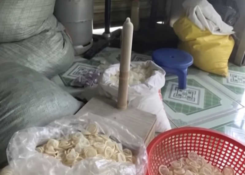 Vo Vietname zlikvidovali gang, ktorý predával použité kondómy ako nové