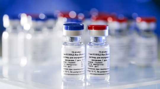 Rusi začali rozdeľovať vakcínu proti koronavírusu