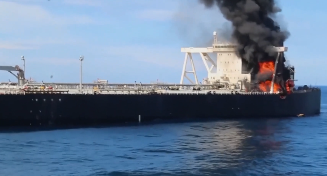 Pri pobreží Srí Lanky horí ropný tanker