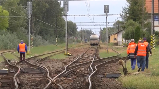 Železničnú trať medzi Komárnom a Chotínom poškodil vykoľajený nákladný vlak