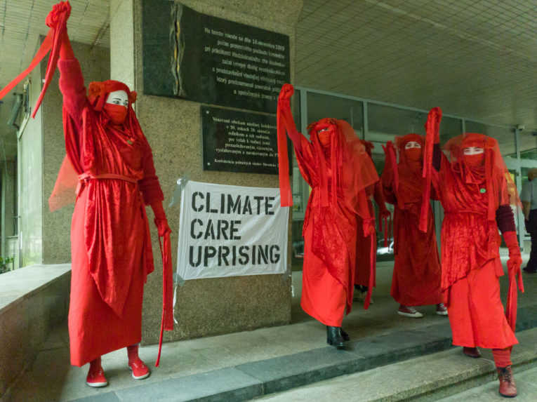 V Bratislave protestujú klimatickí aktivisti, minister Budaj to víta