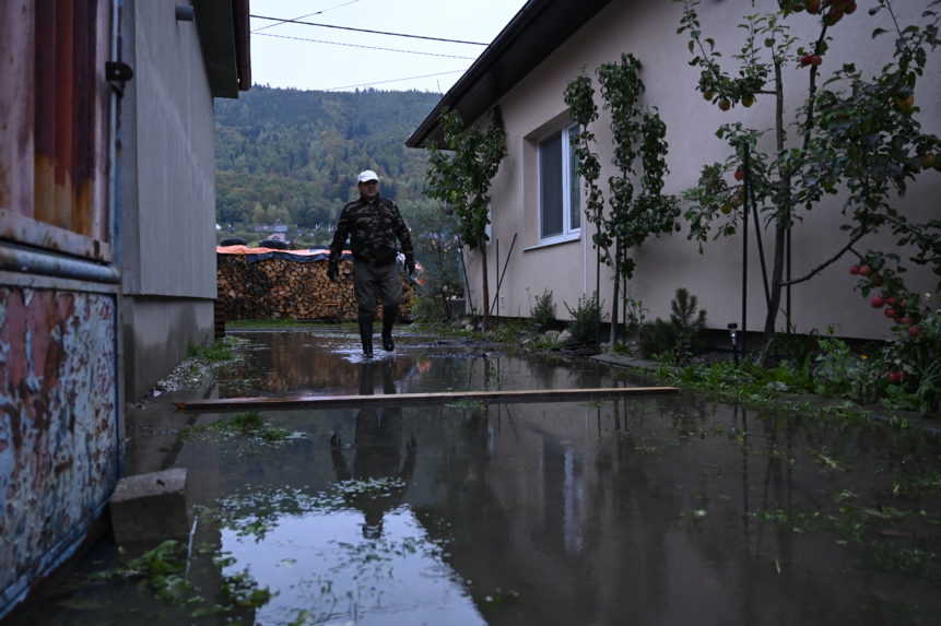 Výstrahy pred povodňami platia pre polovicu Slovenska, situácia na východe sa upokojila