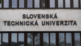 Na snímke nápis na budove, v ktorej sídli Rektorát Slovenskej technickej univerzity (STU).