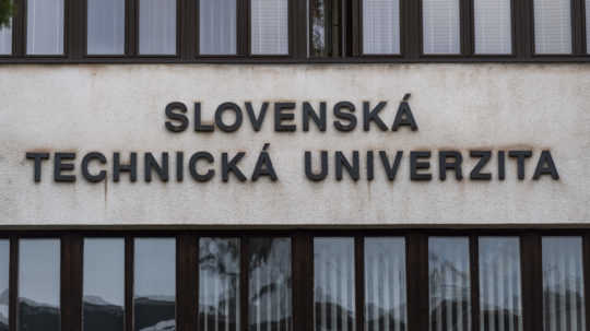 Na snímke nápis na budove, v ktorej sídli Rektorát Slovenskej technickej univerzity (STU).