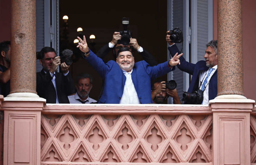 Božia ruka mu pomohla dať gól. Diego Maradona oslavuje 60 rokov