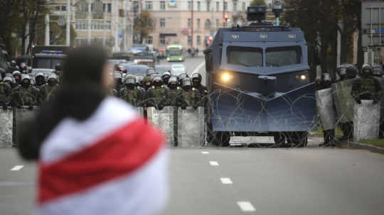Bielorusko zatvorí hranice, opozícia hovorí o železnej opone
