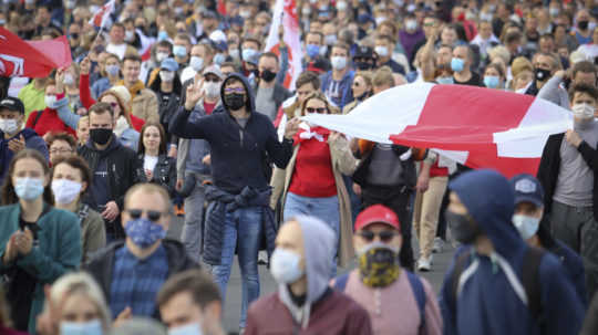 Demonštrácie v Bielorusku neutíchajú, prišlo vyše 100 000 ľudí