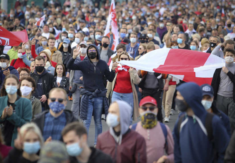Demonštrácie v Bielorusku neutíchajú, prišlo vyše 100 000 ľudí
