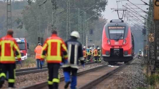 Dvojicu chlapcov-bratov v Nemecku usmrtil vlak, tragédiu videlo množstvo svedkov