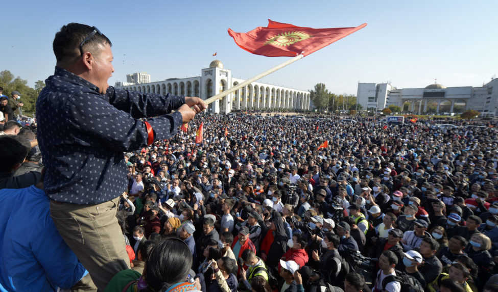 Protivládni demonštranti oslobodili bývalého prezidenta Kirgizska