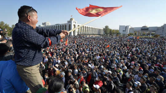 Kirgizský prezident prijal rezignáciu premiéra, v Biškeku vyhlásil núdzový stav