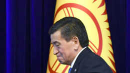 Prezident Kirgizska podal demisiu, ďalší vývoj v krajine je nejasný