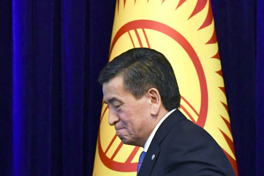 Prezident Kirgizska podal demisiu, ďalší vývoj v krajine je nejasný