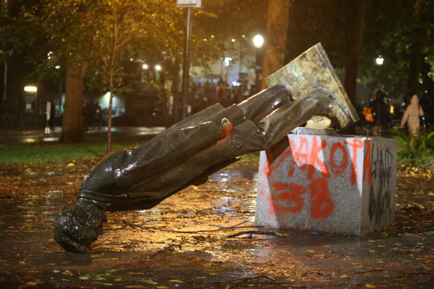 Demonštranti v Portlande poškodili sochy Lincolna či Roosevelta