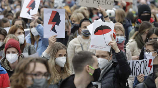 Poľský prezident kritizoval demonštrácie, vo výrokoch o potratoch otočil