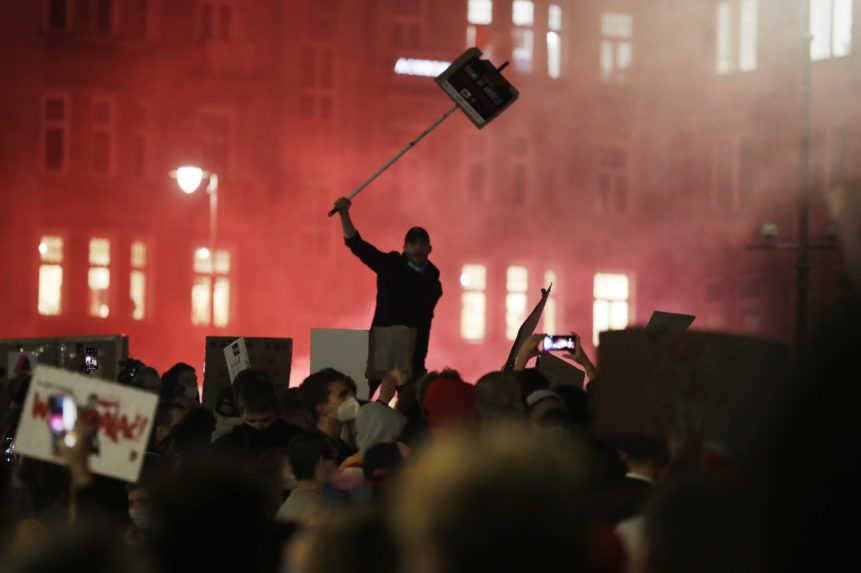 Poliaci protestujú proti sprísneniu interrupcií, premiér to odsúdil