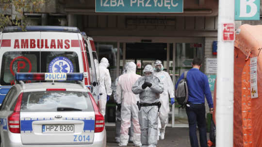 Poľsko sprísňuje opatrenia, počet hospitalizovaných porastie