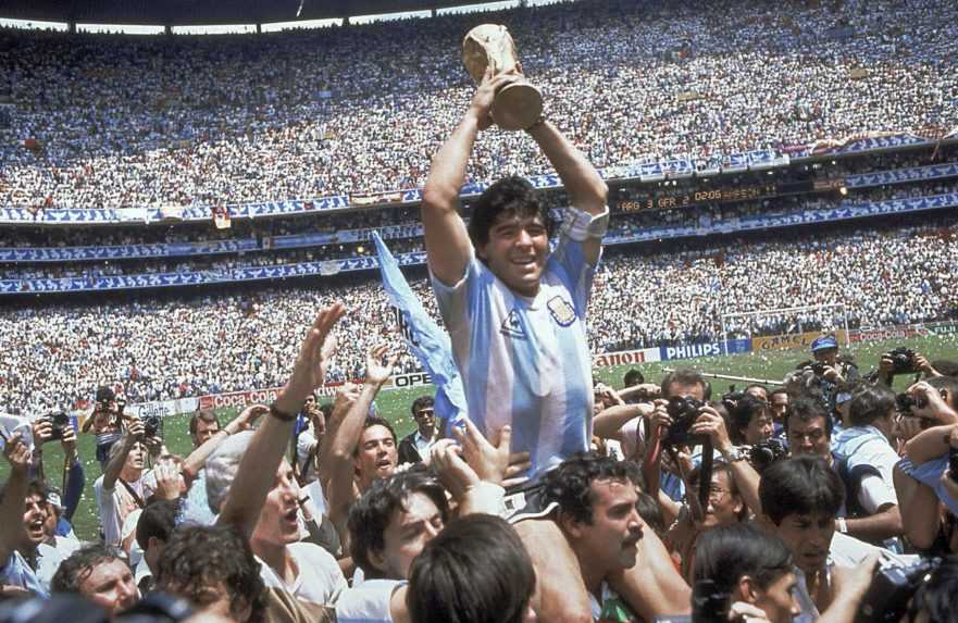 Božia ruka mu pomohla dať gól. Diego Maradona oslavuje 60 rokov