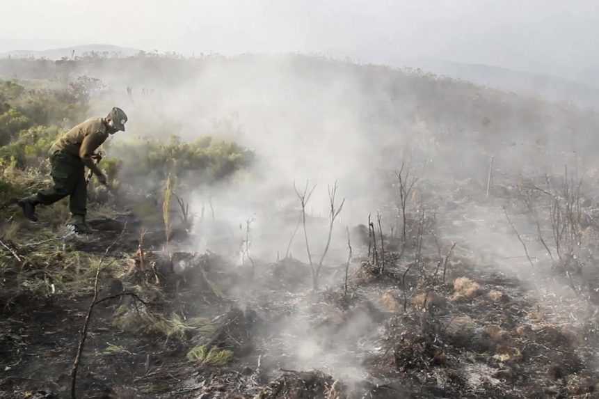 Lietadlá a vrtuľníky pomôžu s hasením požiaru na Kilimandžáre