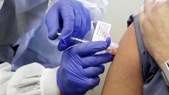 Čínske vakcíny by sa mohli  použiť vo svete, Peking začal rokovania s WHO