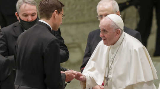 Pápež sľúbil, že bude od veriacich dodržiavať odstup